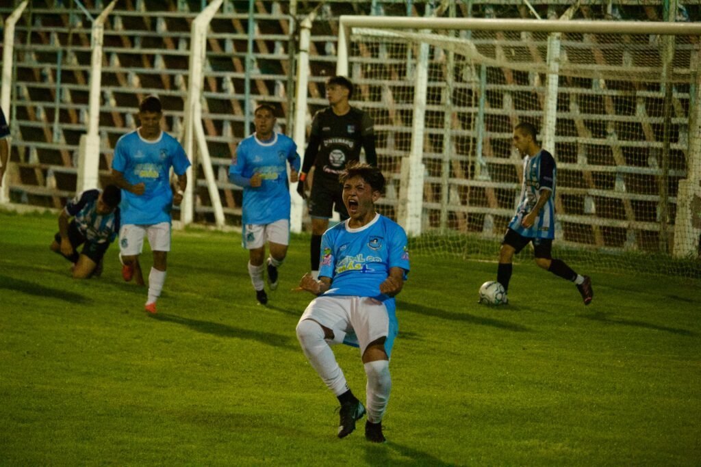 EL CAMPEÓN COMENZÓ GOLEANDO
