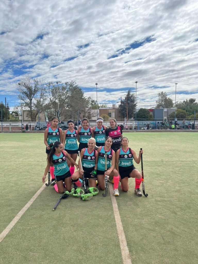 GRAN PARTICIPACIÓN EN EL TORNEO EXPRÉS DE HOCKEY SEVEN FEMENINO EN CUTRAL CO