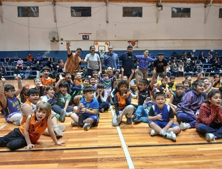 ENCUENTRO DE MINI BÁSQUET REUNIÓ A NIÑAS Y NIÑOS DE TODA LA COMARCA EN CLUB PLAZA